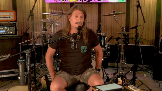 Rafael Bittencourt explica ausência de Fabio Laguna em show especial do Angra