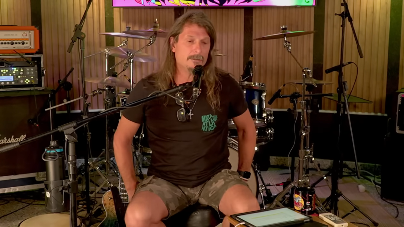 Rafael Bittencourt explica ausência de Fabio Laguna em show especial do Angra