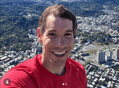 Escalador bate recorde impressionante ao som de lendas do Metal