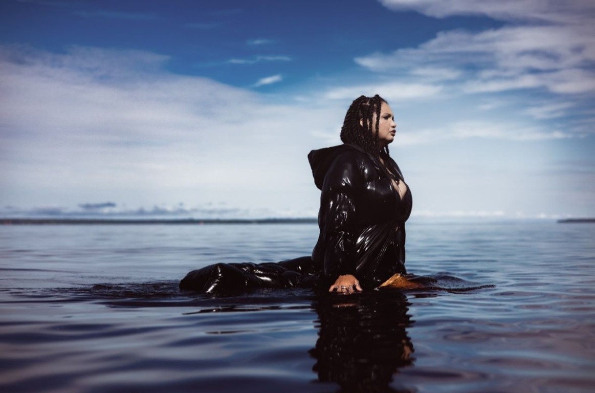 Elisa Maia lança novo clipe Elisa Maia lança novo clipe