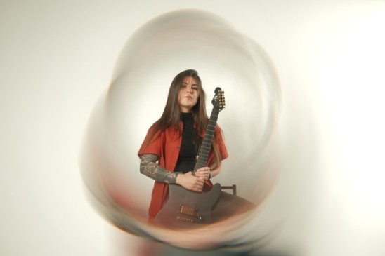 Jéssica Falchi lança EP Solace, com participação de guitarrista do Intervals