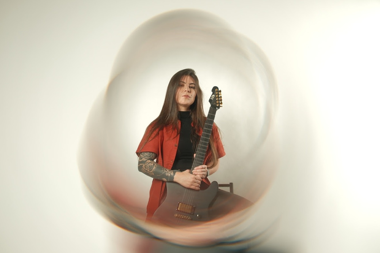 Jéssica Falchi lança EP Solace, com participação de guitarrista do Intervals