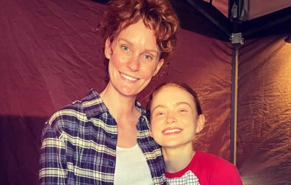 Atriz de "Stranger Things" afirma que ficar fora da última temporada afetou sua luta contra o câncer