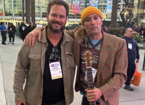 Emocionante: Ben Harper presenteia fã que conheceu a esposa em show no Brasil