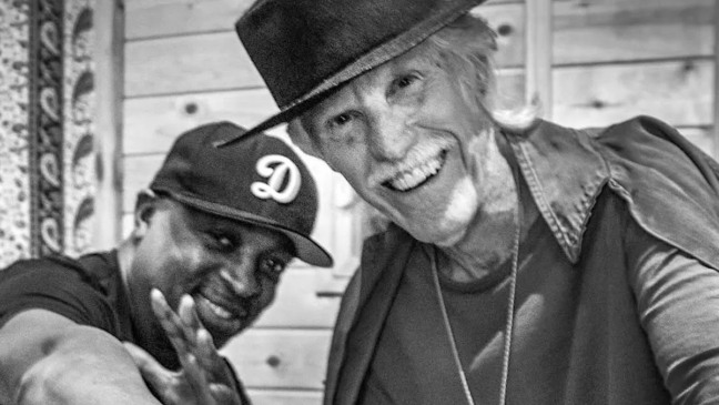 Chuck D, do Public Enemy, e John Densmore, do The Doors, anunciam álbum conjunto para abril