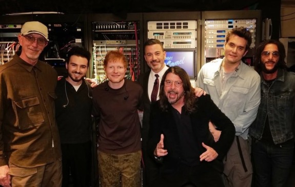 Ed Sheeran toca música do filme "F1" junto com superbanda formada por Dave Grohl, John Mayer e outros artistas