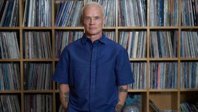 Flea anuncia detalhes de disco solo e lança inédita com Thom Yorke