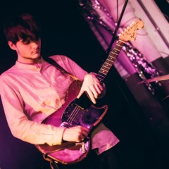 Matt Kwasniewski-Kelvin, do black midi, morre aos 26 anos