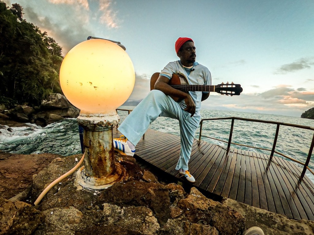 Incrível: assista à live de Seu Jorge em homenagem a David Bowie na íntegra Incrível: assista à live de Seu Jorge em homenagem a David Bowie na íntegra