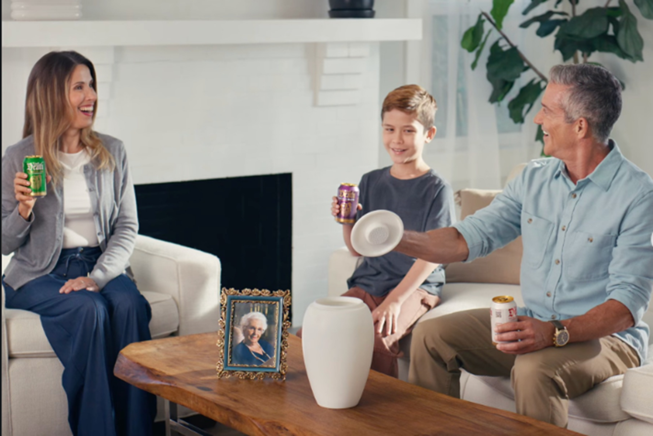 Liquid Death e Spotify lançam a primeira urna funerária com Bluetooth do mercado