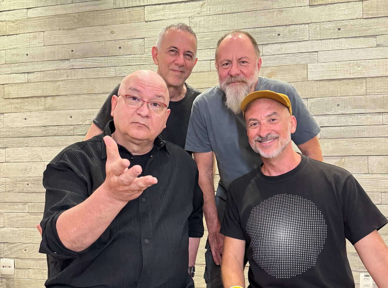 Em parceria com Os Paralamas do Sucesso, Lucas Santtana faz viagem musical pelo tempo e idiomas