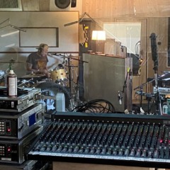 Flea revela que novo disco do Red Hot Chili Peppers está sendo gravado em local inusitado