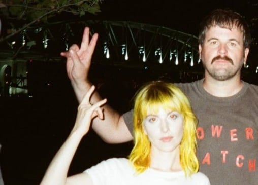 Hayley Williams e Daniel James em foto divulgando o projeto "Power Snatch"