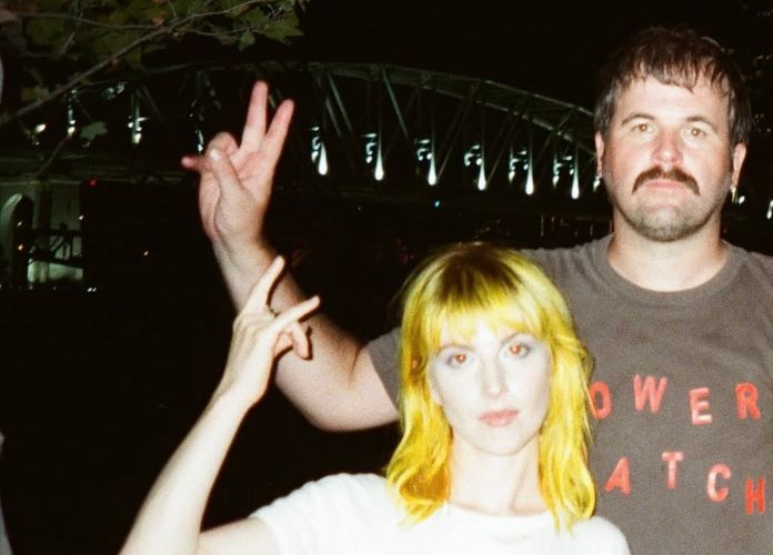 Hayley Williams e Daniel James em foto divulgando o projeto
