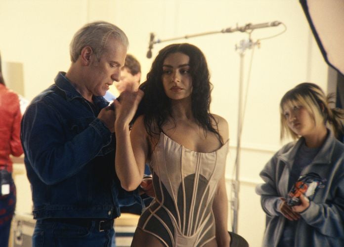 Charli xcx em “The Moment”