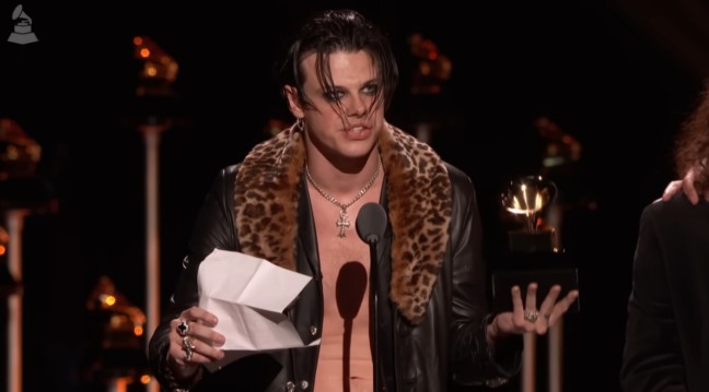 YUNGBLUD aceitando Grammy por Melhor Performance de Rock