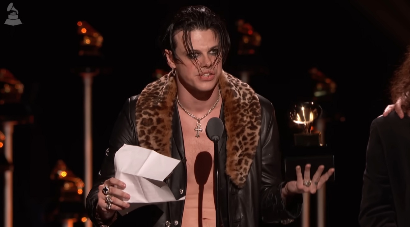 YUNGBLUD aceitando Grammy por Melhor Performance de Rock