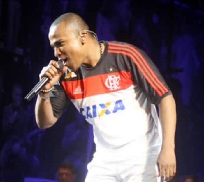 Alexandre Pires cantando em show com a camiseta do Flamengo