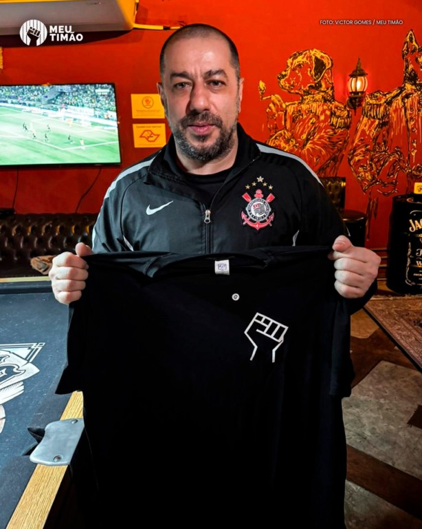 Badauí, vocalista do CPM 22 com jaqueta do Corinthians e camiseta do Meu Timão