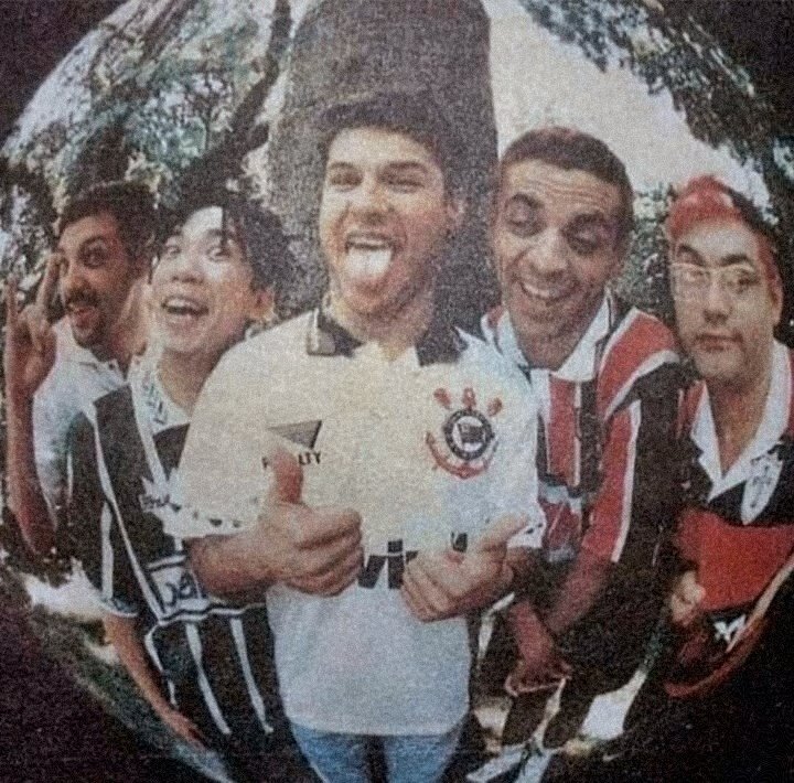 Membros do Mamonas Assassinas com camisetas de futebol