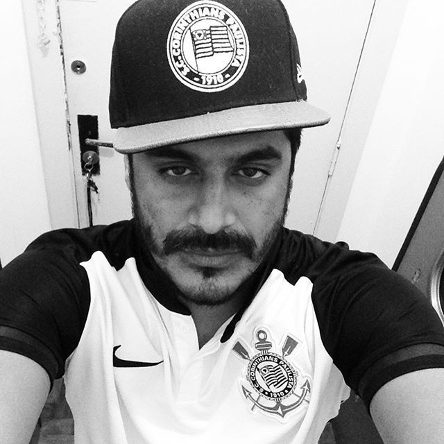 Criolo com camiseta e boné do Corinthians