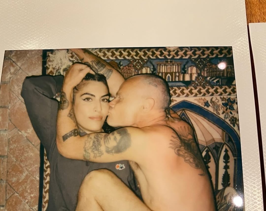 Flea reproduz foto icônica de John Lennon e Yoko Ono