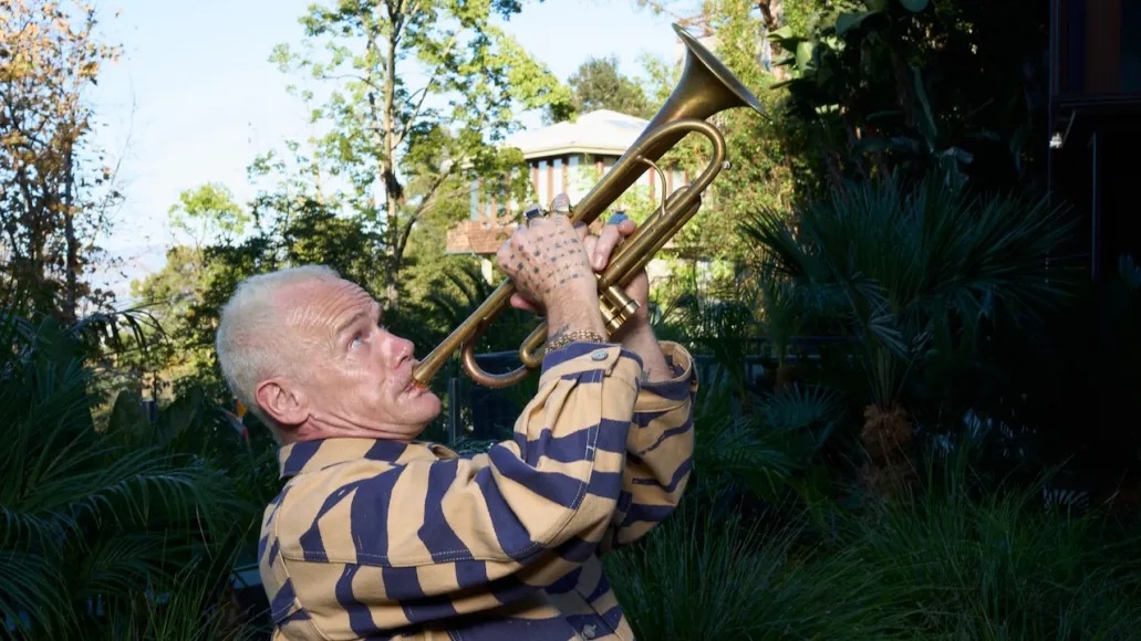 Flea lança versão de Frank Ocean no trompete