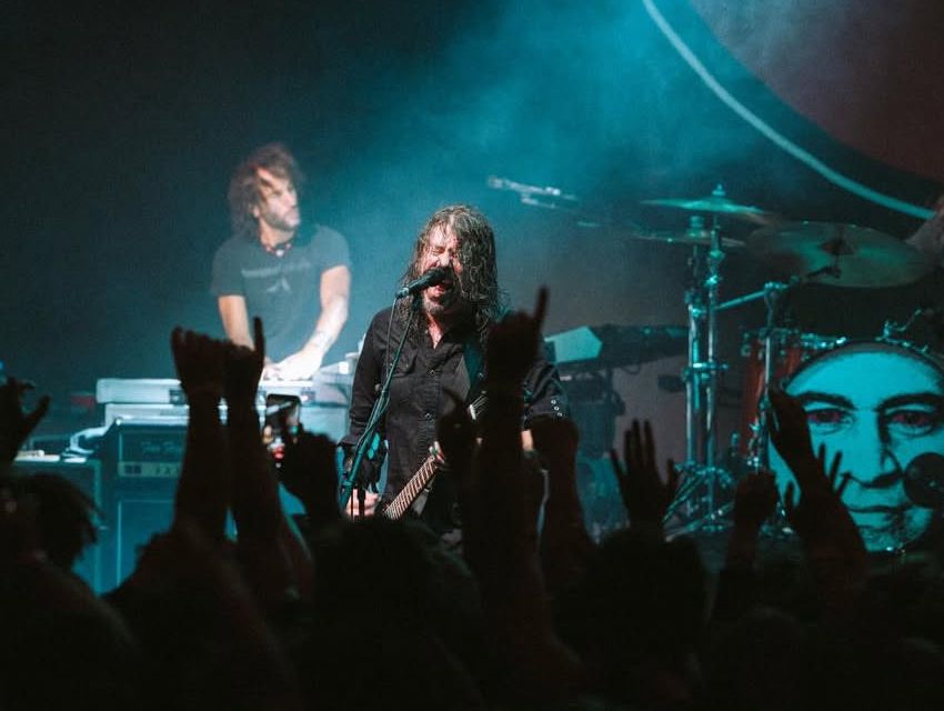 Foo Fighters toca inéditas ao vivo e fãs se empolgam com novo disco