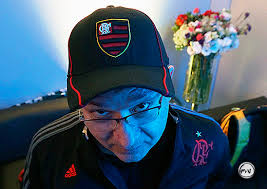 Herbert Vianna com boné e jaqueta do Flamengo