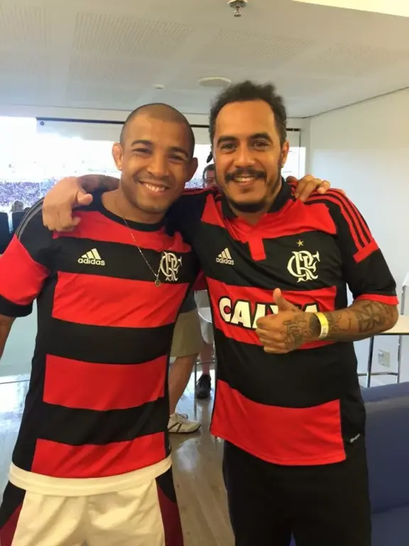 José Aldo e Marcelo D2 com camisas do Flamengo