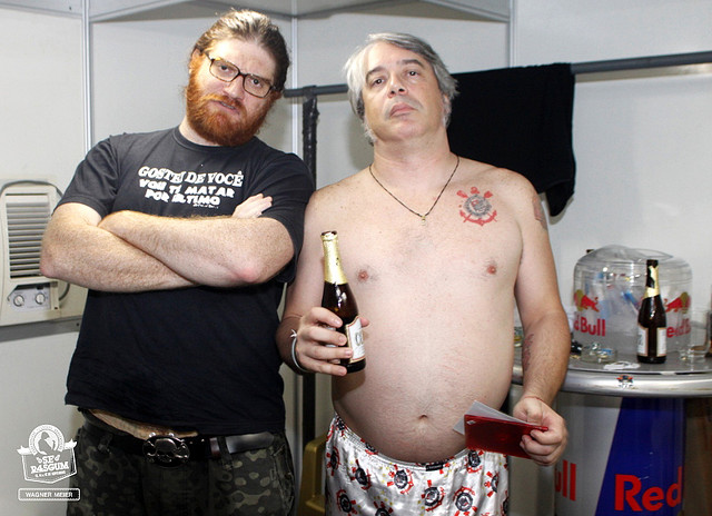 Paulão, da banda Velhas Virgens, com tatuagem do Corinthians