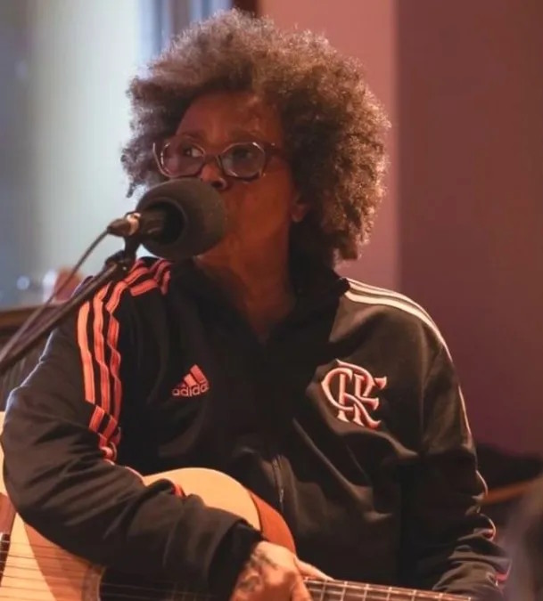 Sandra Sá com jaqueta do Flamengo