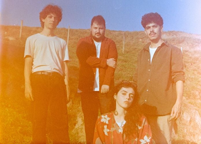 Banda Varanda em photoshoot promocional; foto por Yan Gabriel