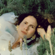Luíza Boê lança terceiro álbum de estúdio