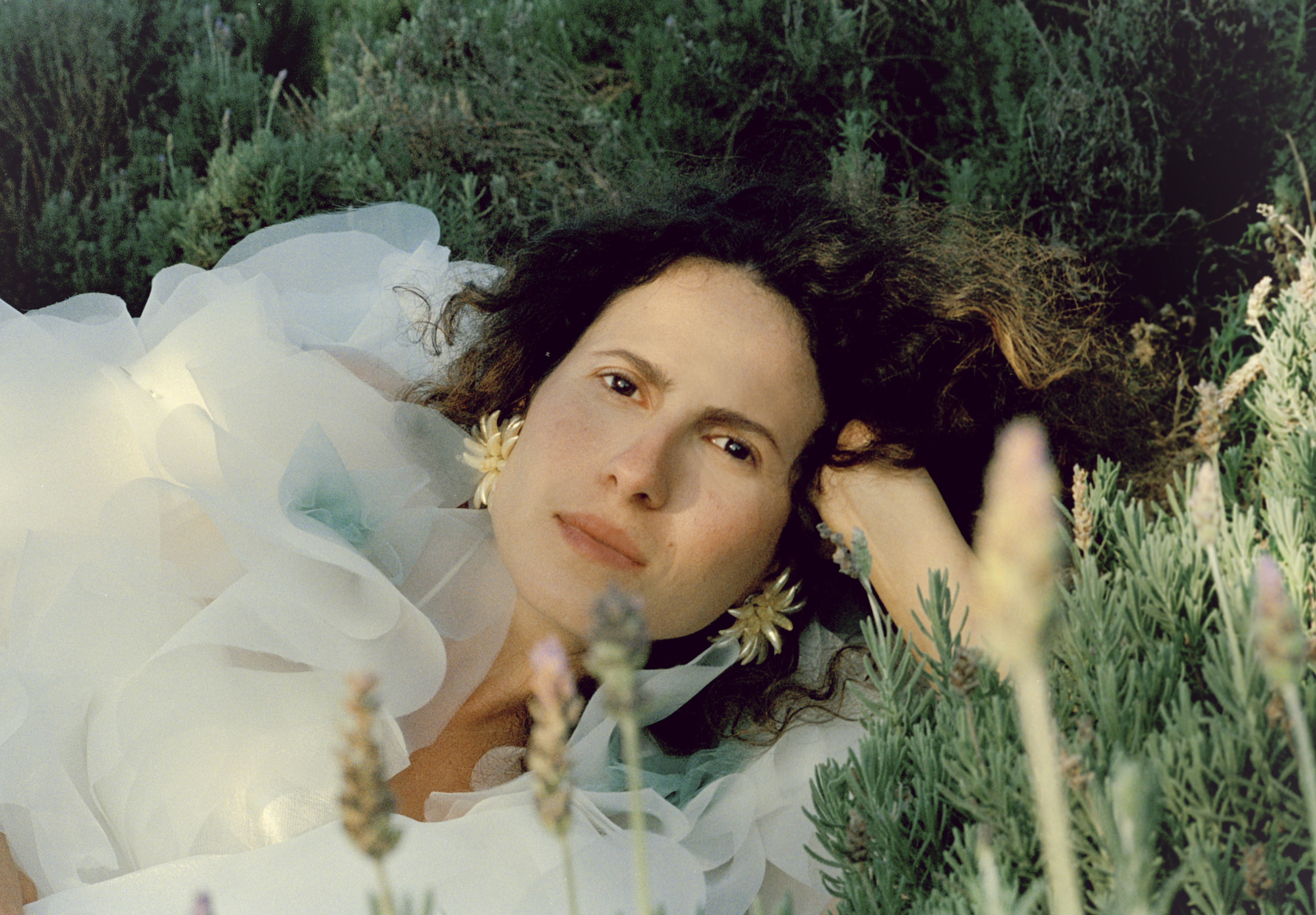 Luíza Boê lança terceiro álbum de estúdio