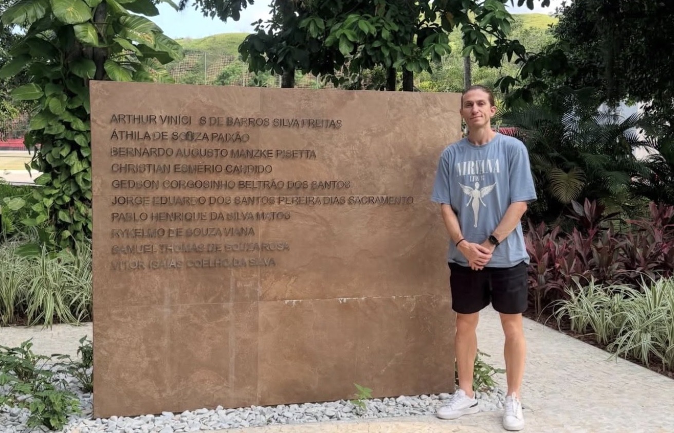 Filipe Luis presta homenagem a meninos do Ninho com camiseta do Nirvana
