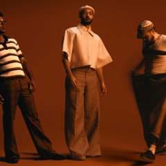 Gilsons exploram novas sonoridades sem perder sua essência em seu novo disco "Eu Vejo Luz Em Maior Proporção Do Que Eu Vejo A Escuridão"