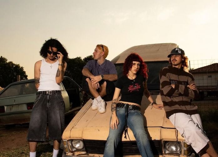 jonabug, em photoshoot feito por Renato Lo (@renatoallan.lo)