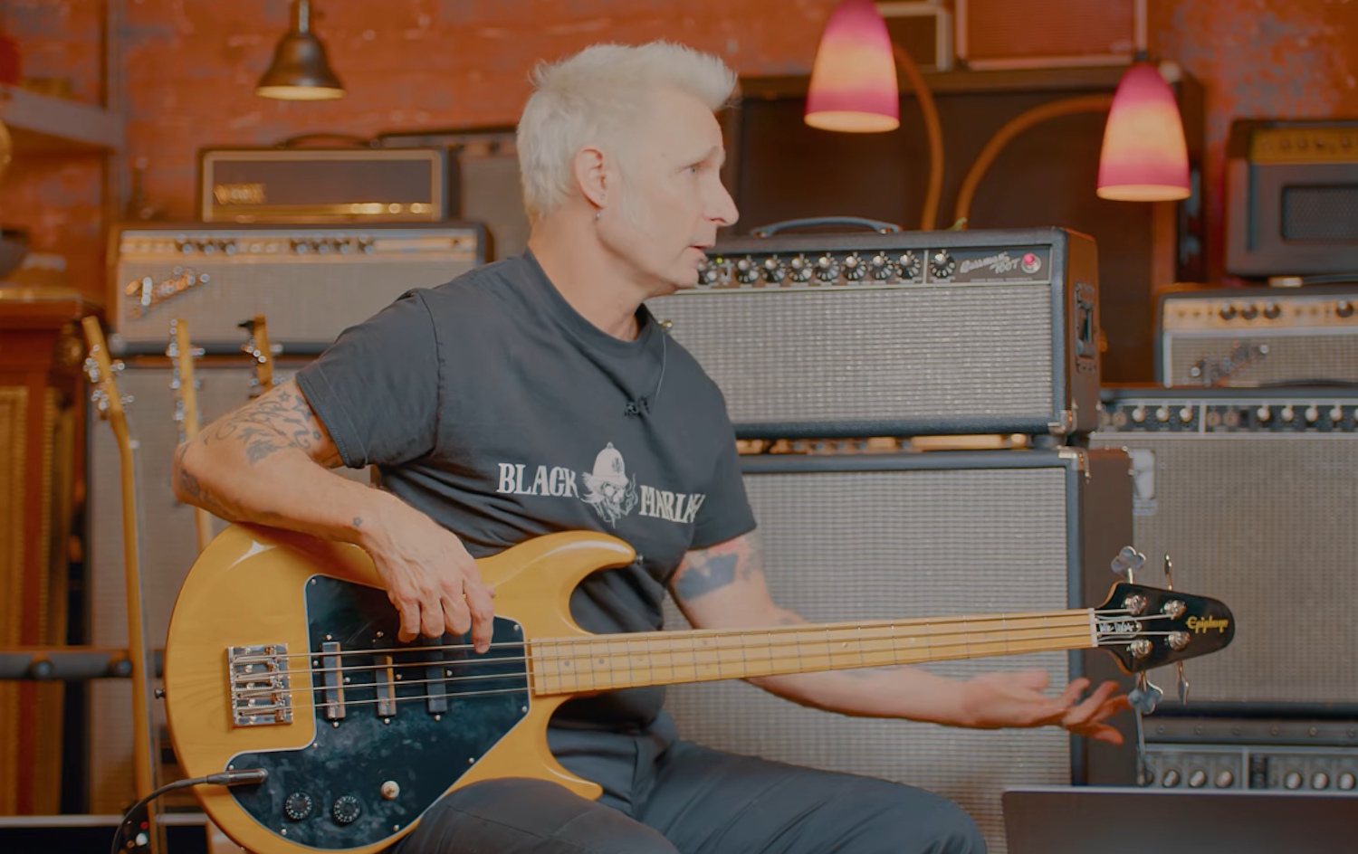 Mike Dirnt tocando baixo