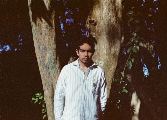 pedro lanches em photoshoot promocional de “sementes”, por Pietro Leonardi