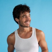 Tiago Iorc celebra 10 anos de "Troco Likes" com parcerias inéditas: "talvez sejam minhas versões favoritas"