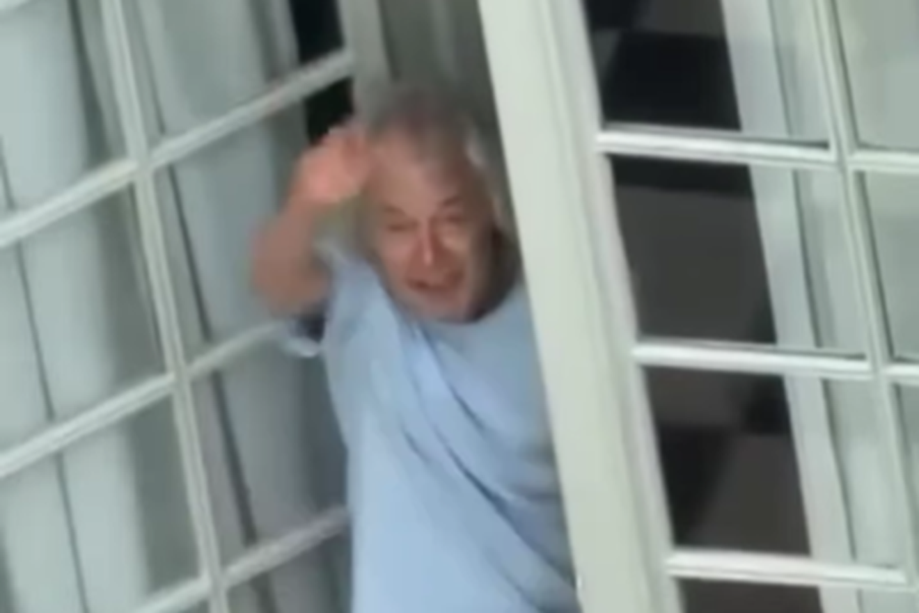 Angus Young, do AC/DC, é pego fumando e tem a melhor reação