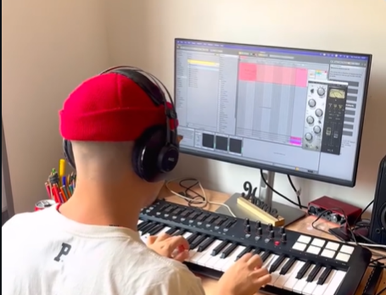 Pavão Macaco lança primeiro single