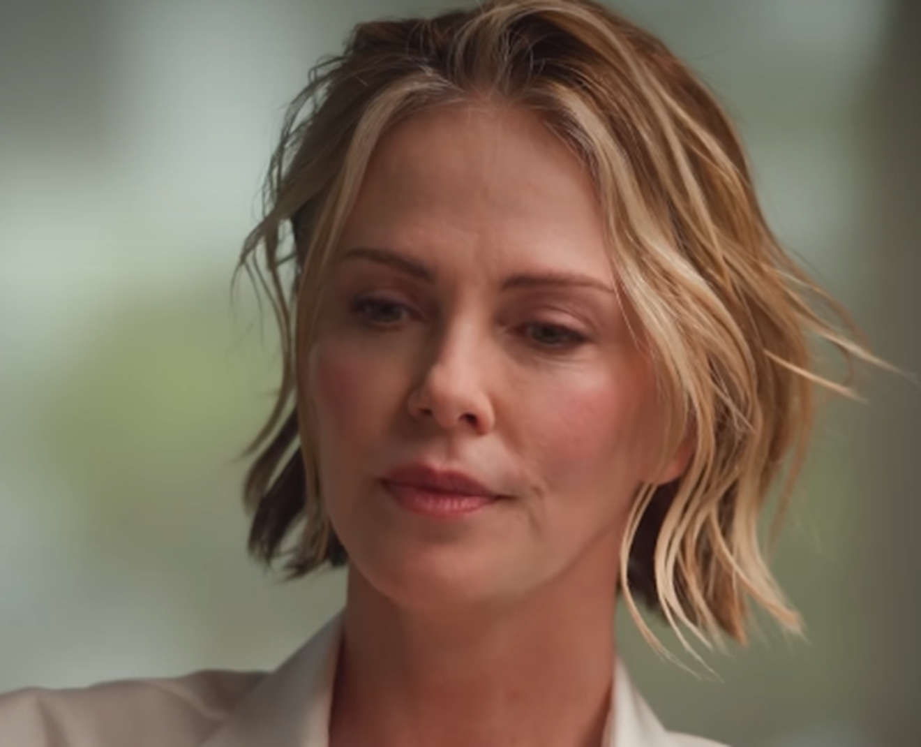 Charlize Theron relembra quando sua mãe foi assassinada pelo pai