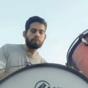 Baterista viraliza por ensaiar no meio do mato após vizinho chamar a polícia