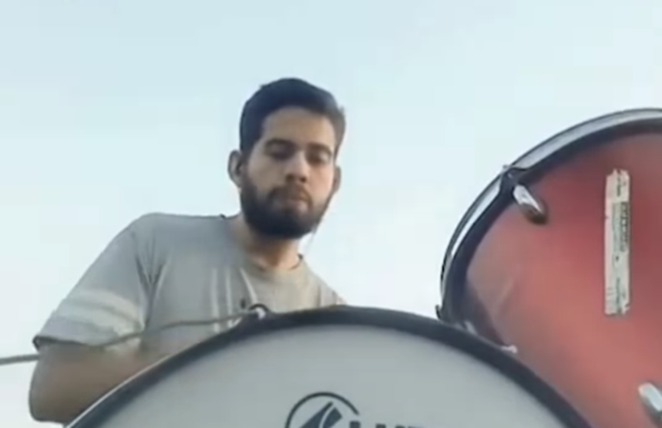 Baterista viraliza por ensaiar no meio do mato após vizinho chamar a polícia