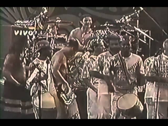 O dia em que o Red Hot Chili Peppers tocou com uma Escola de Samba no Brasil