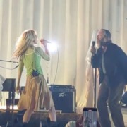 De arrepiar: Hayley Williams e Dallas Green encantam com dueto em show - vídeo