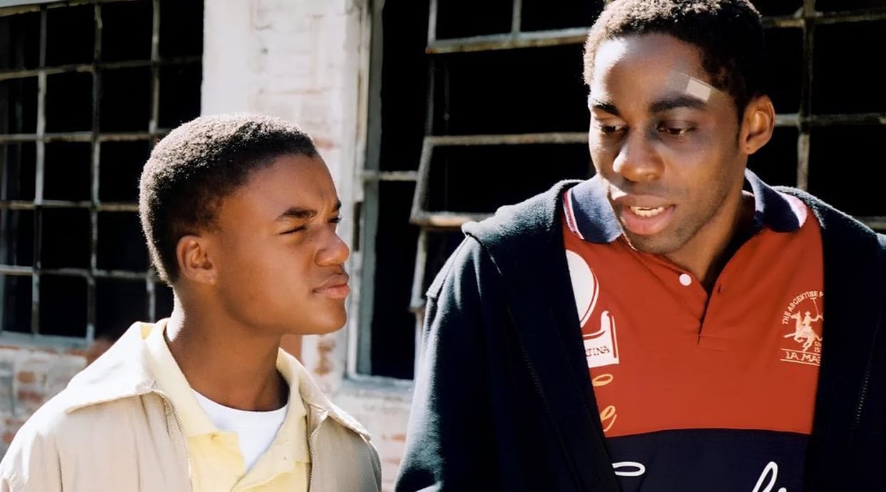 Darlan Cunha e Lázaro Ramos em Meu Tio Matou Um Cara