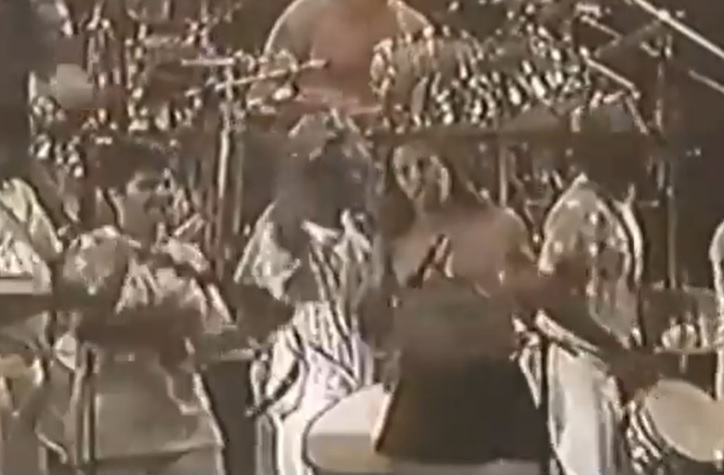 O dia em que o Red Hot Chili Peppers tocou com uma Escola de Samba no Brasil